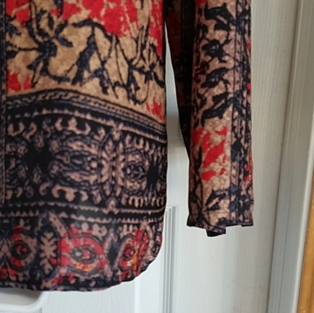 SALE!! Floral Patterned Long Sleeve Top - Picture 6 of 7